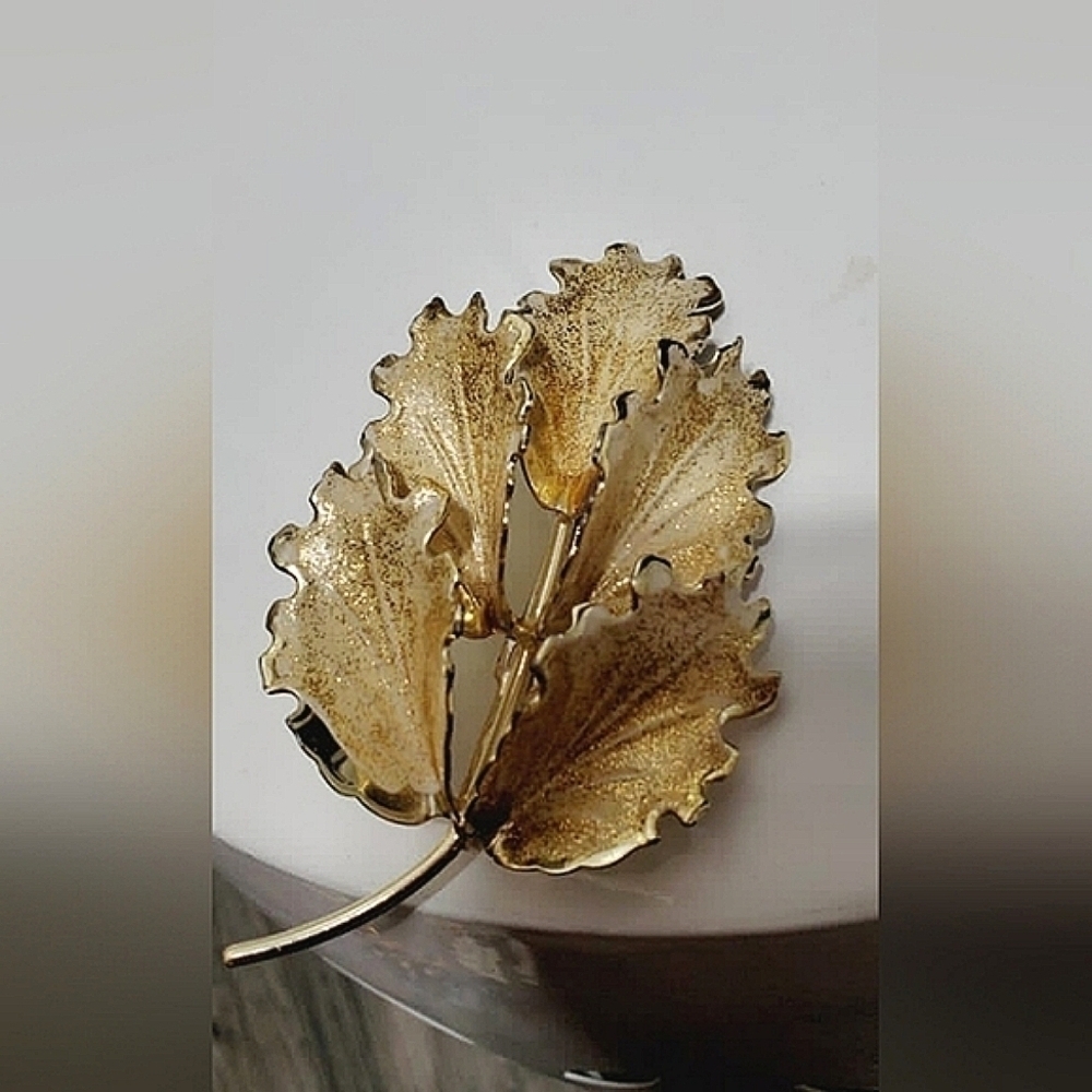 Vintage Maple Leaf Brooch Pin. 🌴